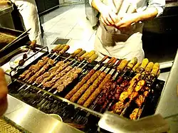 Приготовление кебабов на мангале