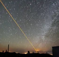 Ночное небо и лазерный луч, используемый в системе адаптивной оптики