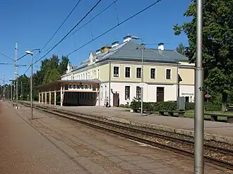 Пассажирское здание станции Кемери (август 2015 г.)