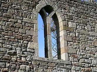 Одно из сохранившихся окон в готическом стиле в 2008 году