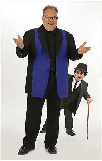 Кевин Джеймс и его ассистент Антонио Ойос (англ. Antonio Hoyos), 2007 г.