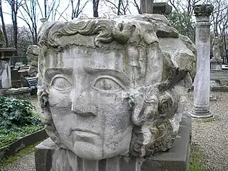 Этот огромный камень-ключ в Чемберлиташе (Фатих), возможно, принадлежал к триумфальной арке на Форуме Константина