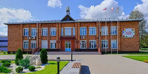 Администрация Кезского района и памятник В. И. Ленину