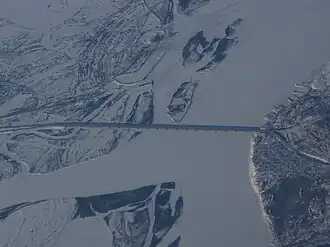 Новый мост зимой. Вид с юга.Внизу — Амур, слева направо — протока Пемзенская, вверху слева — устье реки Тунгуски.