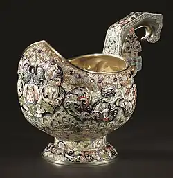 Презентационный ковш, подаренный в мае 1908 г. зятю Л. Э. Нобеля И. О. Олсену от работников товарищества нефтяного производства братьев Нобель. Производство фирмы К. Фаберже (инв. №: 22714), 1899-1908 гг. Из коллекции Халили.