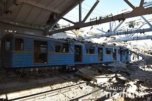 Разбитые вагоны 81-718/719 и обрушившаяся крыша