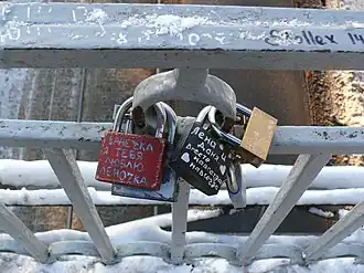 Замочки влюблённых крупным планом…