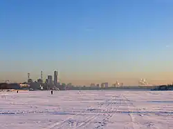 Замёрзшая гладь водохранилища зимой