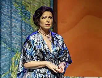 Алёна Хмельницкая в спектакле «Идеальная жена»