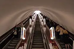 Верхний эскалаторный наклон, выход на Институтскую улицу