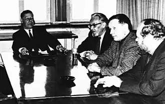 Грёнвалл сидит в конце стола