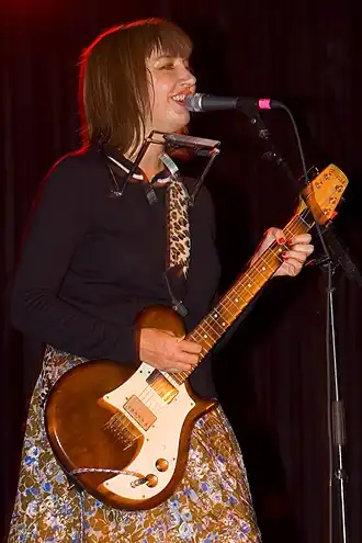 Выступление Кимберли Шаттак в составе The Muffs, 2006.