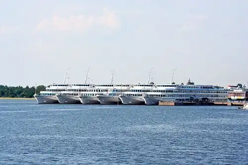 Теплоходы на пристани Кижи