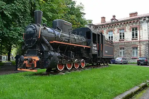 Узкоколейный паровоз во дворе бывшего техникума