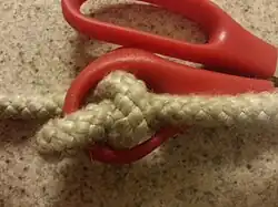 Узел Кнут[англ.]:102, Knute hitch.Крепит шнур или фал к предмету с небольшим отверстием.