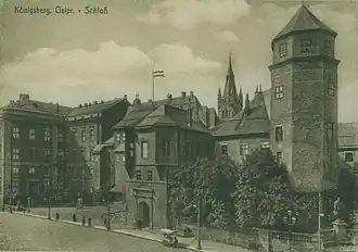 Северо-восточный угол замка с Haberturm и памятником герцогу Альбрехту