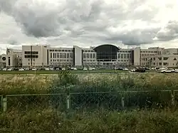 Вид на «Новые Кресты» с перегона Колпино — Поповка ОктЖД слева по ходу движения поезда в направлении Москвы. В направлении СПБ они будут справа по ходу движения