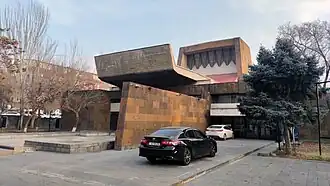 Передний фасад здания и главный вход