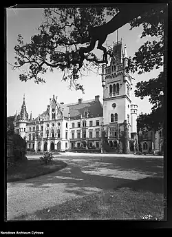 Общий вид замка в межвоенный период