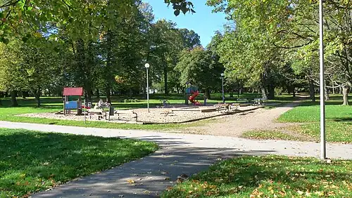 Детская площадка в парке кладбища Копли