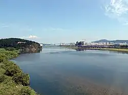 Вид на реку Хёнсанган с моста в Кёнджу