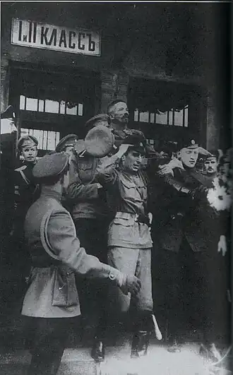 Корнилов на руках своих офицеров, 25 августа 1917