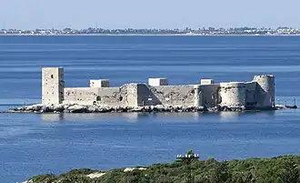 Вид на замок со стороны берега