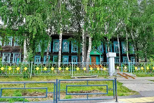 Школа и монумент памяти Героя Советского Союза Скорынина В. П., родившегося в Косье