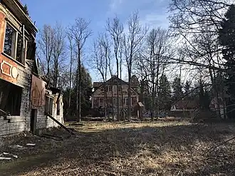 Территория мызы в 2020 году. Вид от реки на задний фасад особняка