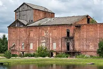 Разрушающееся здание крахмало-паточного завода