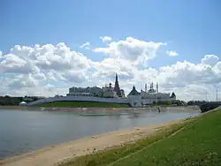 Песчаная полоса и северный склон дамбы