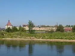 Крепость Орешек — вид на крепостную стену с левого берега Невы