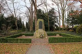 Военный мемориал на кладбище