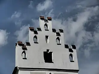 Один из фасадов с элементами ступенчатый щипец