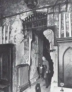 Официант, одетый в крупш