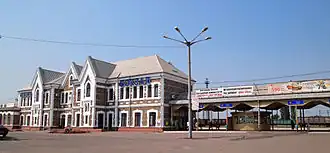 Здание вокзала станции Кривой Рог-Главный, вид с привокзальной площади