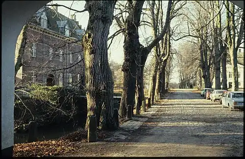 Замок со стороны аллеи