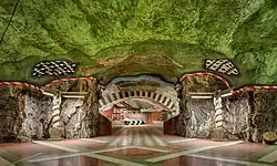 Коридор с декорациями, ведущий к эскалаторам