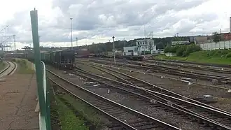 Грузовые пути сзади платформы, вид на северо-запад