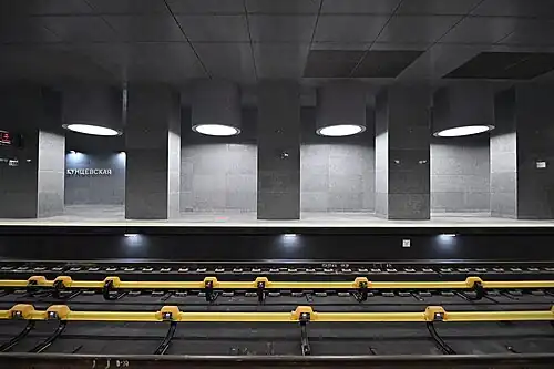 Колонны, потолочные светильники и пути, вид сбоку