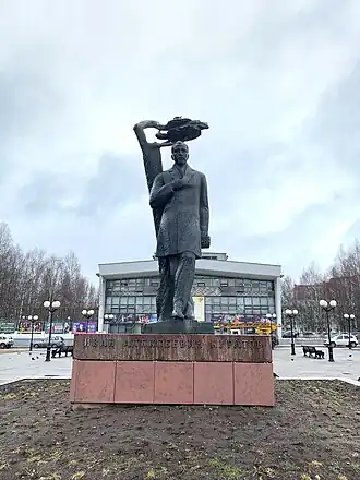 Памятник Куратову на театральной площади Сыктывкара перед зданием оперного театра