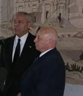 Ахмед Куреи (на переднем плане) и госсекретарь Колин Пауэлл