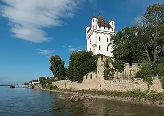 Вид замка со стороны Рейна