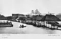 Половодье в Стрелецкой слободе. Вид с берега протоки Ровец в сторону городища. Лодочная переправа на Луговской ул. Вдали дворянское собрание, Знаменский монастырь, присутственные места, Флоровская церковь