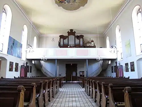 Интерьер, вид в сторону органа