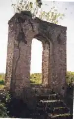Уцелевшая арка форта