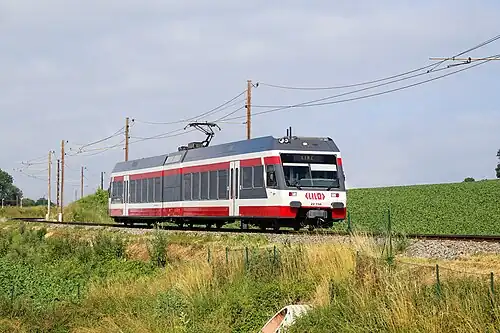 Сочленённая трехсекционная электромотриса ET 22.158 со средним тяговым модулем (Stadler GTW Be 2/6) оператора LILO, может также классифицироваться как электропоезд