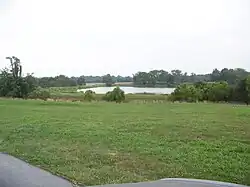 Озеро рядом с местом трагедии. Фотография 2008 года