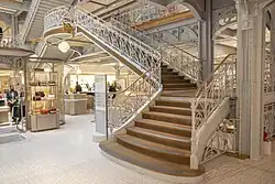 Универмаг «Самаритэн». Интерьер. Лестница