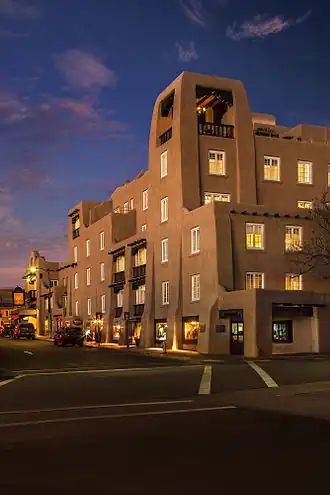 Вид с юго-запада на отель Ла-Фонда[англ.], построенный в 1922 году и реконструированный в 1929 году.